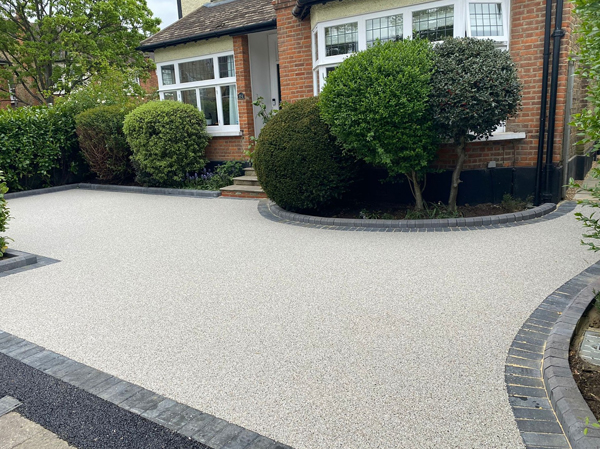 Grey resin bound driveway in Blackfern Grey resin bound driveway in Blackfern